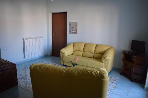 a living room with a couch and a television at Guardia Piemontese: Ideale per Mare e Terme in Guardia Piemontese Terme