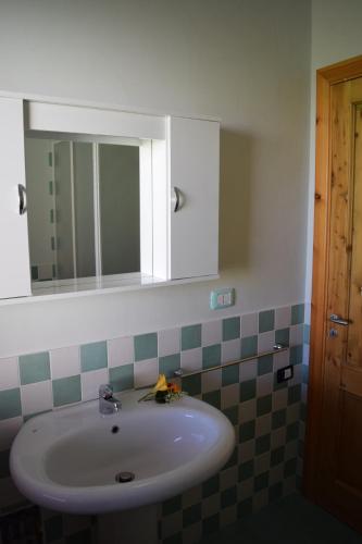 a bathroom with a white sink and a mirror at Guardia Piemontese: Ideale per Mare e Terme in Guardia Piemontese Terme