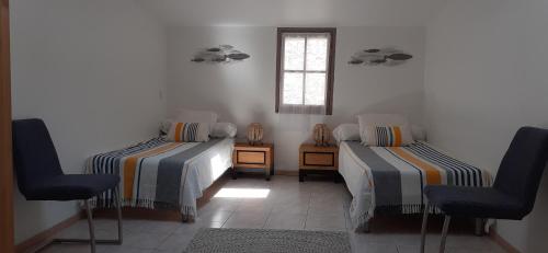 Zimmer mit 2 Betten und einem Fenster in der Unterkunft Le Repaire du Gabian in Mireval