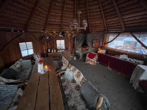 a large living room with couches and a table at KASZUBY SeliRaj GospAgro Alpaki,dwa pokoje-niezależnie wejście in Dzierzążno