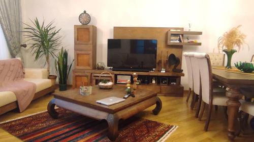 TV a/nebo společenská místnost v ubytování Mavi residence