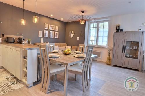 une cuisine et une salle à manger avec une table et des chaises dans l'établissement Les embruns, à Saint-Malo