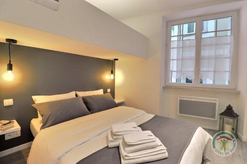 En eller flere senge i et værelse på Les embruns