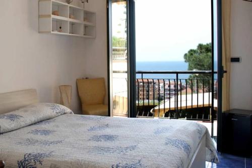 een slaapkamer met een bed en uitzicht op de oceaan bij B&B Villa Meridiana in Diamante