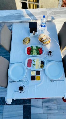 ein Picknicktisch mit Teller mit Essen drauf in der Unterkunft The First Ottoman Apartments in Istanbul