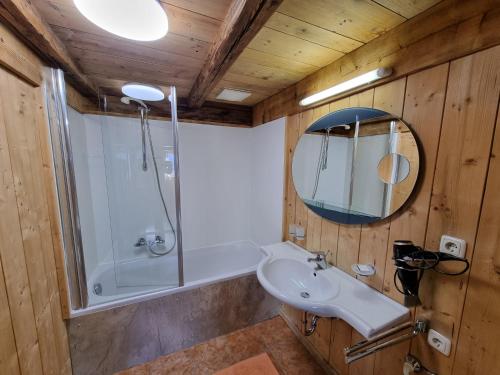 Un baño de Almhütte Chrisanten Thaya Sölden