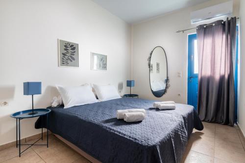1 dormitorio con 1 cama con 2 toallas en Sea view Pine house, en Makrí Gialós