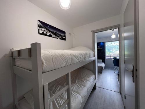 - une chambre avec 2 lits superposés et un miroir dans l'établissement Richemont 10 - proche pistes et belle vue, à La Clusaz