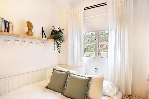 a bed in a room with a window at Refugio Vacacional in Granadilla de Abona