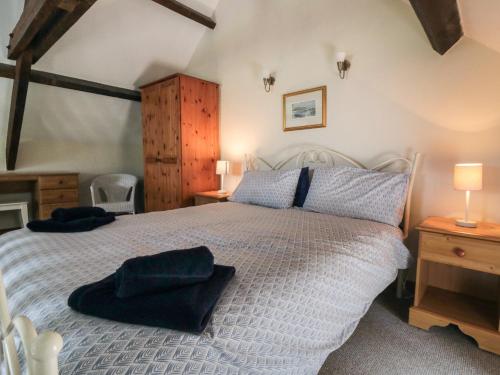 Un dormitorio con una cama grande y un armario de madera. en Farndale, en Whitby