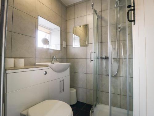 Un baño con ducha, inodoro y lavabo. en Farndale, en Whitby