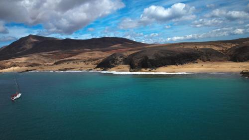 Gallery image of Yaku Wayra Charter in Playa Blanca