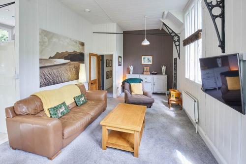 Host & Stay - The School House