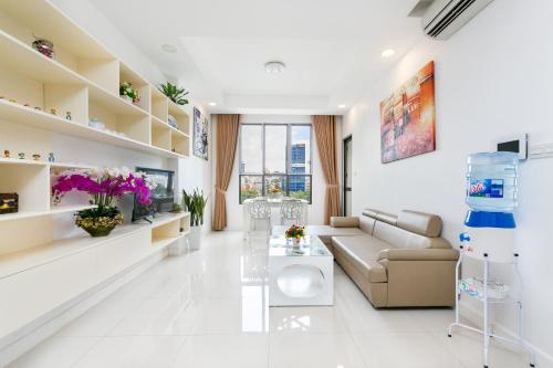 ein Wohnzimmer mit einem Sofa und einem Tisch in der Unterkunft 3BR-ICON56-City View-Hanas Apart in Ho-Chi-Minh-Stadt