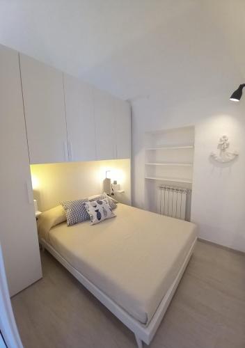 1 dormitorio con 1 cama grande en una habitación en Da Patrizia, en Porto Santo Stefano