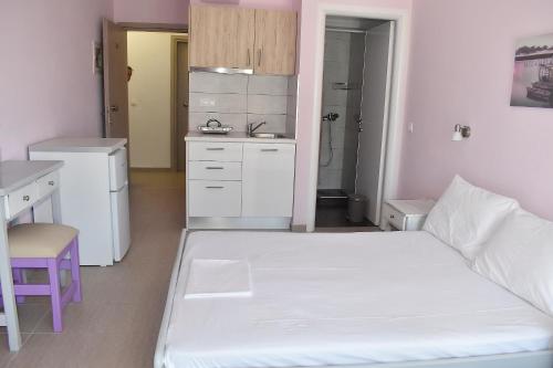 Apartamento pequeño con 1 cama y cocina en Giorgos-Fenia Apartments, en Paralia Katerinis