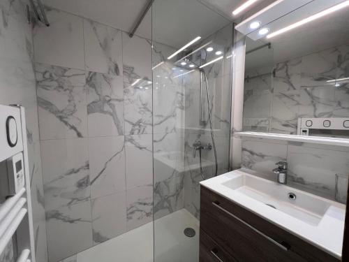 une salle de bain avec un lavabo et une douche dans l'établissement Richemont 12 - Duplex proche pistes vue, à La Clusaz