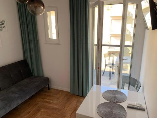 A seating area at Malibu Apartments