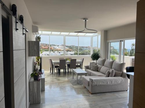 sala de estar con sofá y mesa en Paradise Penthouse on the Mediterranean, en Estepona