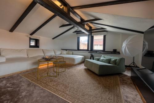 Ein Sitzbereich in der Unterkunft Bashtin Dom - Skabrin House