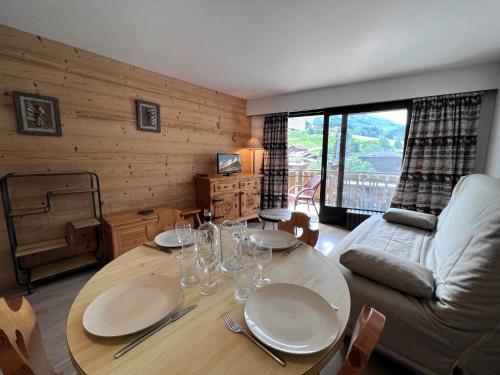 un salon avec une table et un canapé dans l'établissement Crystal 14 - Appartement centre village, à La Clusaz
