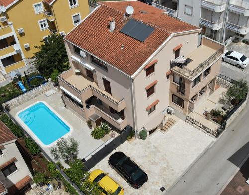 eine Draufsicht auf ein Haus mit Swimmingpool in der Unterkunft Borik Hills in Zadar