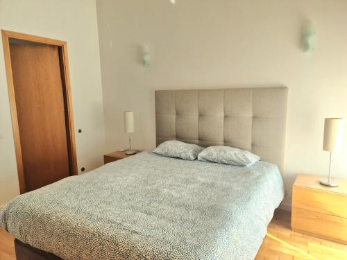 een slaapkamer met een bed met twee kussens erop bij Varandas do Carvoeiro in Carvoeiro