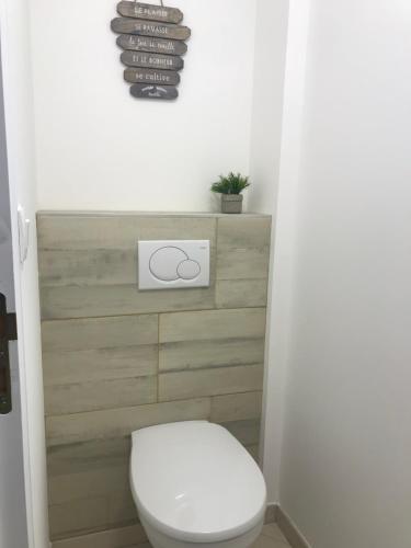 a bathroom with a white toilet with a white lid at BlackBerry Cottage - Maison de vacances - with WIFI in Lessay
