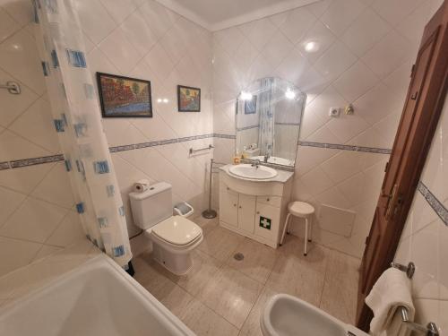 ein Badezimmer mit einem WC, einem Waschbecken und einer Badewanne in der Unterkunft Apartamento Alagoa Mar Altura by Homekeys in Altura