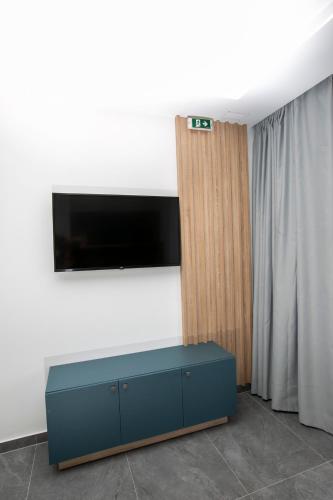 Mythos Bungalowsにあるテレビまたはエンターテインメントセンター