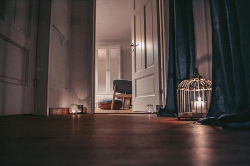 an empty room with a bird cage on the floor at Damwildfarm in Rollerbü Südschweden in Tyringe