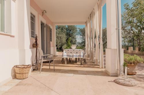 einen offenen Flur eines Hauses mit einem Tisch und Stühlen in der Unterkunft Villa Claudia in Ostuni