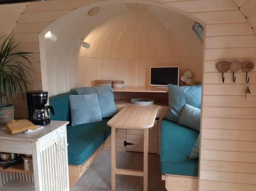 TV a/nebo společenská místnost v ubytování Tiny House De Keet, in Natuurgebied en vlakbij het Strand