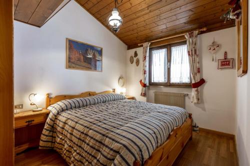 a bedroom with a bed and a wooden ceiling at Scorpion in Mazzin