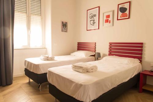 een kamer met 2 bedden en handdoeken erop bij Terrazza Giuliana in Rome