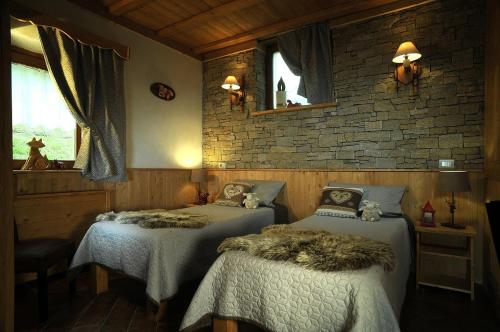 Katil atau katil-katil dalam bilik di Aparthotel Foyer d'antan SUITE con caminetto hammam o vasca idromassaggio