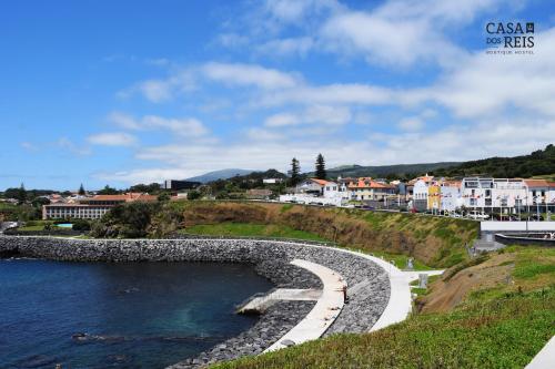 un puente de piedra sobre un cuerpo de agua en Casa Dos Reis - Boutique Hostel, en Angra do Heroísmo