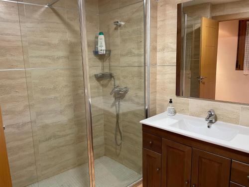 y baño con ducha y lavamanos. en YOLANDA Y EDU 2º, en Medina del Campo