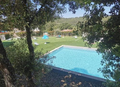 basen na środku podwórza w obiekcie Joli Chalet avec grande terrasse et accès piscine w mieście Rocbaron