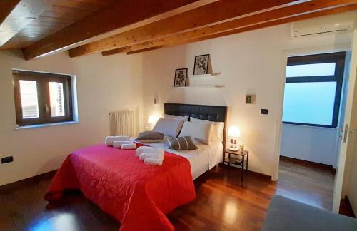 1 dormitorio con 1 cama grande con manta roja en [TERRACE WITH VIEW] Attic in old town BallarHome en Palermo