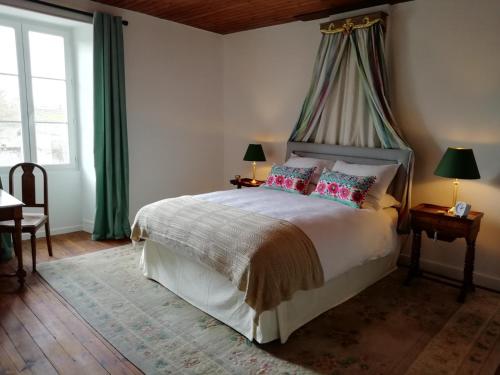 A bed or beds in a room at La Maison Mûrier
