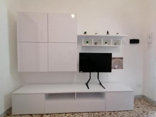 Televízia a/alebo spoločenská miestnosť v ubytovaní Casa sul mare