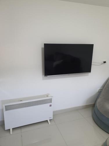 Una televisión o centro de entretenimiento en Apartman Tolosi 2