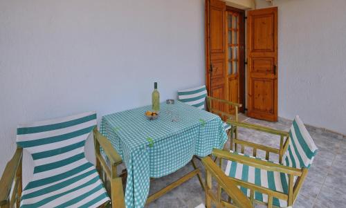 ein Esszimmer mit einem Tisch und Stühlen mit einer Kerze darauf in der Unterkunft Elsa Stafilos in Skopelos