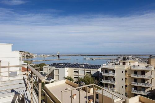 uitzicht op een haven vanuit een gebouw bij Harbour Hill Suites in Rethimnon