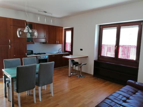 kuchnia i salon ze stołem i krzesłami w obiekcie villa Grazia w mieście Rocca San Giovanni