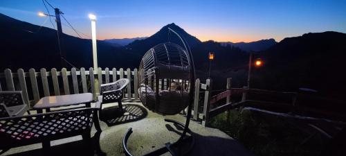 Cảnh núi rừng hoặc tầm nhìn ra núi từ the country house