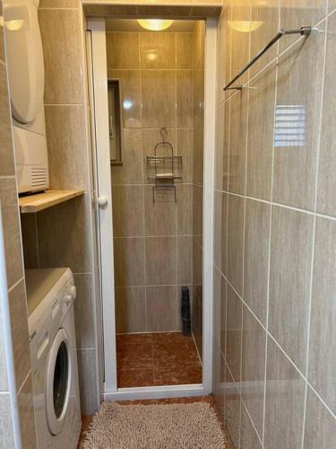 Spacious Apartment with 2 Bathrooms, Near Beach and Center