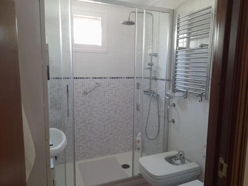 y baño con ducha, aseo y lavamanos. en Bonito apartamento a 50 metros de la playa., en San Luis de Sabinillas