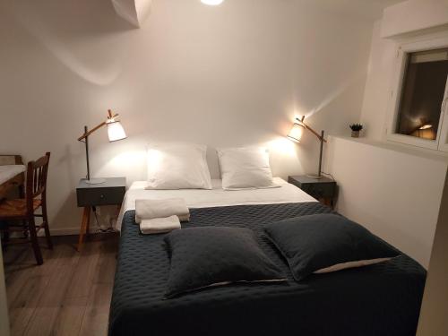 - une chambre avec un grand lit et 2 lampes dans l'établissement 3 rooms, 2 bathrooms, in a villa. Lightfull, quiet and charm, à Cannes